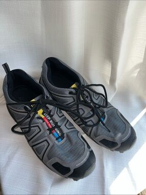 Speed 4 Gray and Black Trail Running Shoes with Small Color Detail
